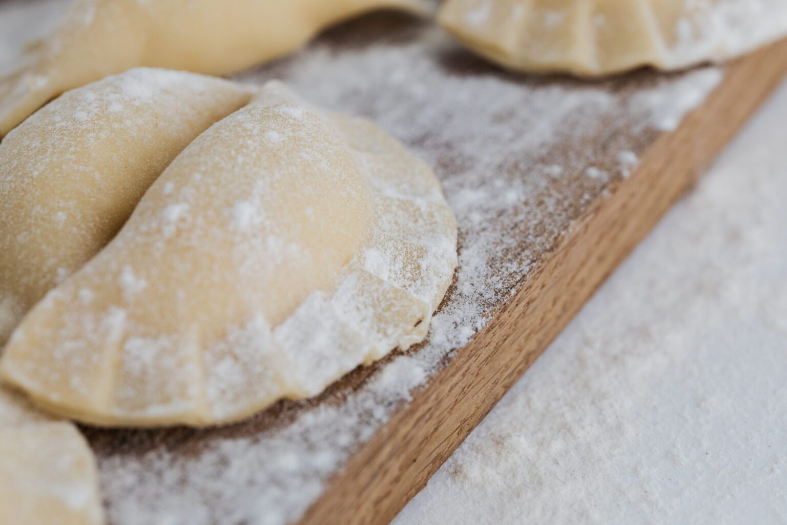 Pierogi leniwe – tradycyjny przepis, sekrety miękkiego ciasta i najlepsze sposoby podania pierogi leniwe