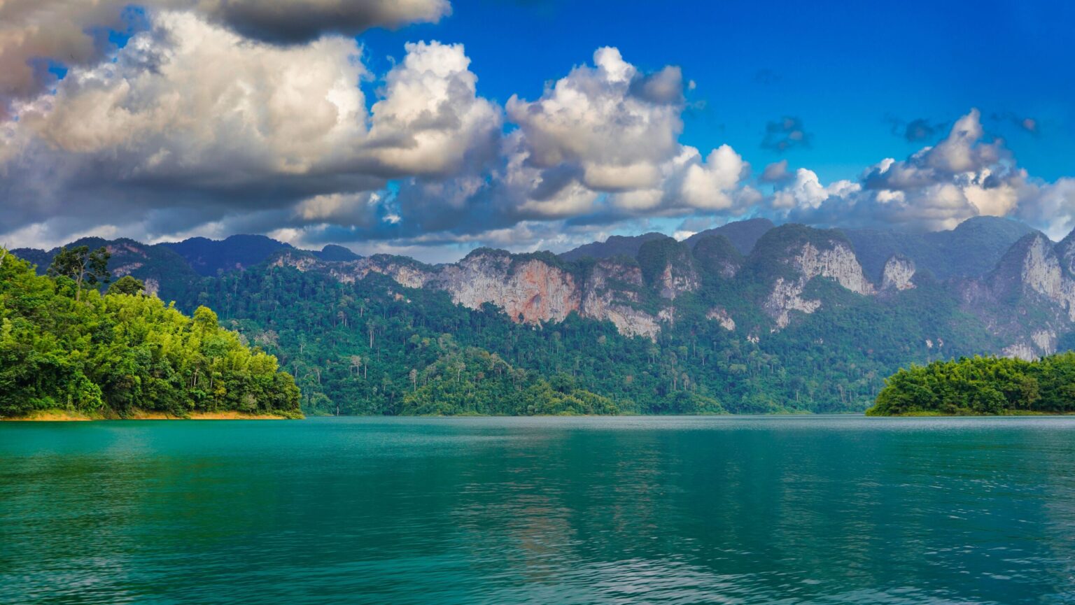 Khao Sok – niezwykły park narodowy w Tajlandii pełen dżungli, wapiennych klifów i turkusowej wody khao sok