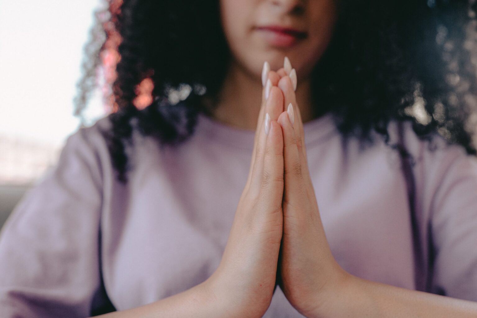 Na ma ste – znaczenie słowa namaste, poprawna pisownia i symbolika gestu na ma ste
