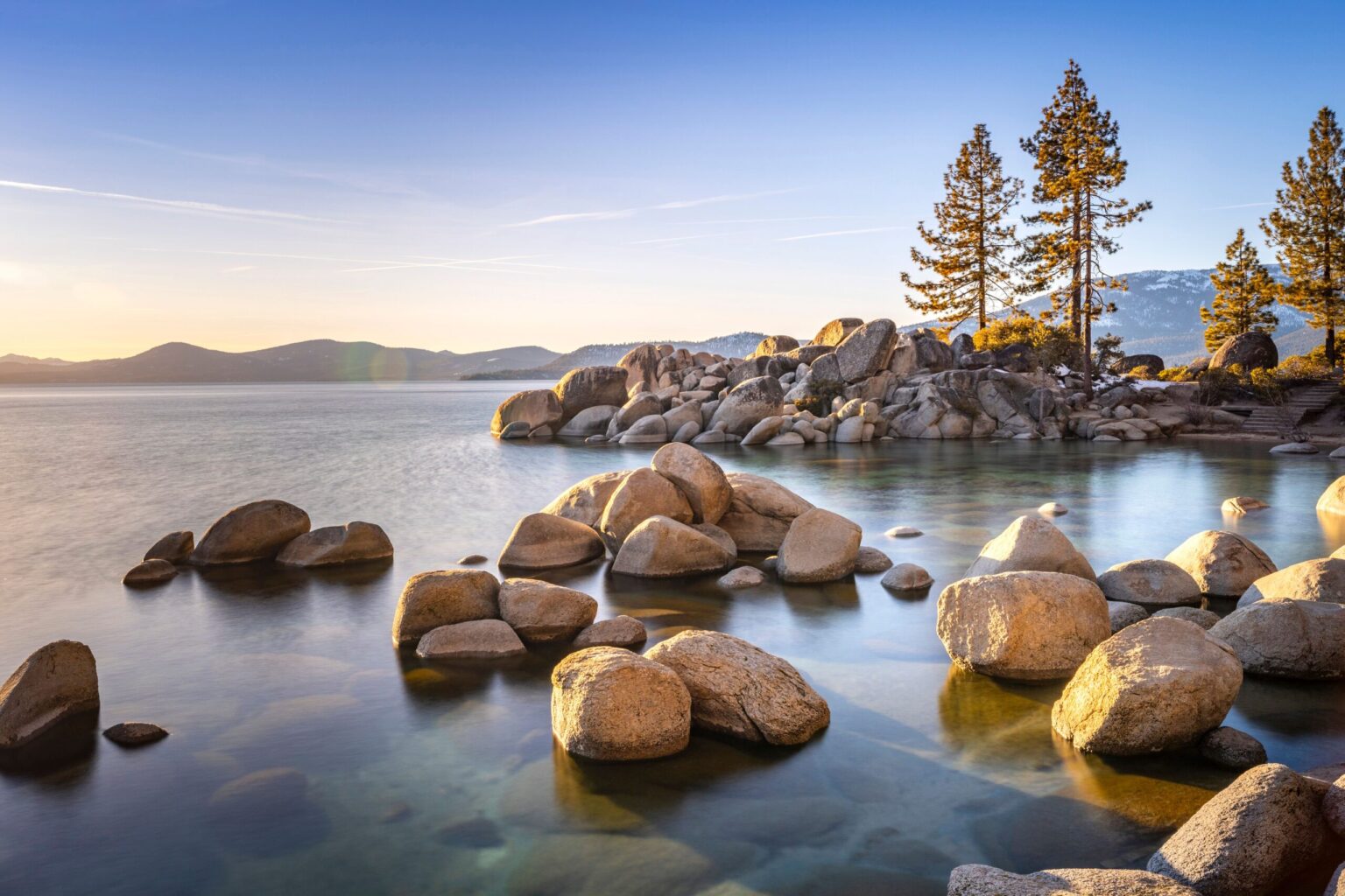 Lake Tahoe – alpejskie jezioro Kalifornii i Nevady otoczone górami Sierra Nevada lake tahoe